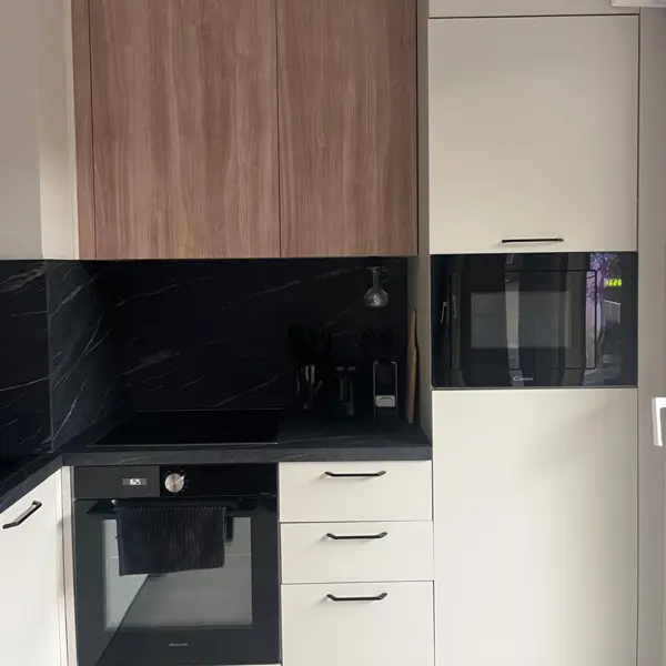 Détail d'une cuisine rénovée par ATM : colonne four et rangements sur mesure