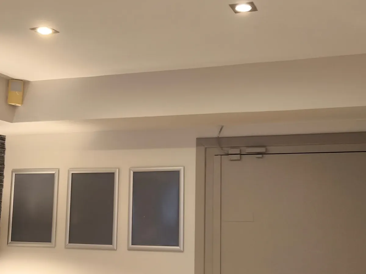 Faux plafond en plaque de plâtre avec spots encastrés, réalisé par ATM