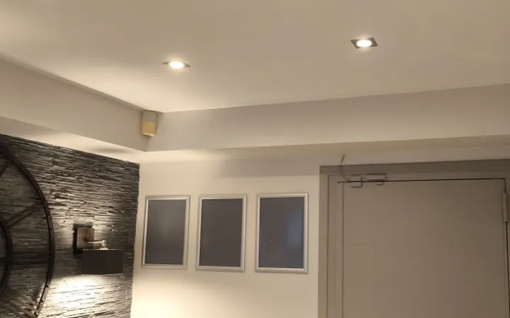 Parement en pierre mis en lumière dans un local rénové par ATM