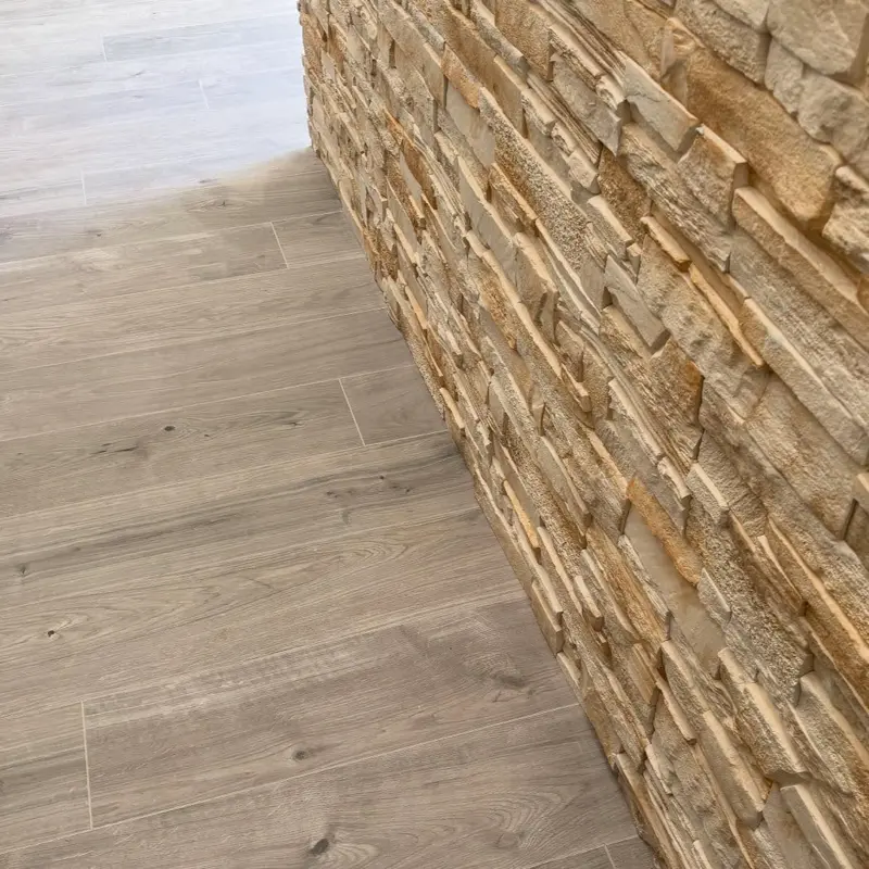 Parement en pierre naturelle et sol imitation chêne posés par ATM dans un local commercial