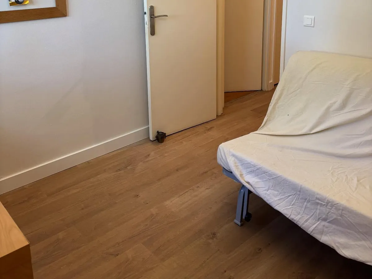 Parquet stratifié posé dans une chambre rénovée à Saint-Raphaël