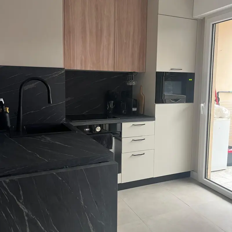 Cuisine d'appartement entièrement rénovée par ATM, crédence effet marbre noir