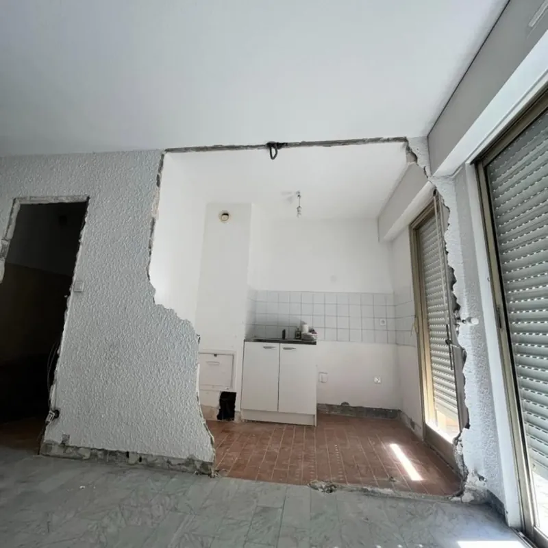 Mur ouvert lors de la remise en état d'un logement sinistré