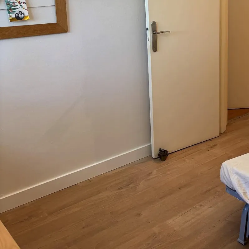 Parquet stratifié posé dans une chambre par ATM Rénovation